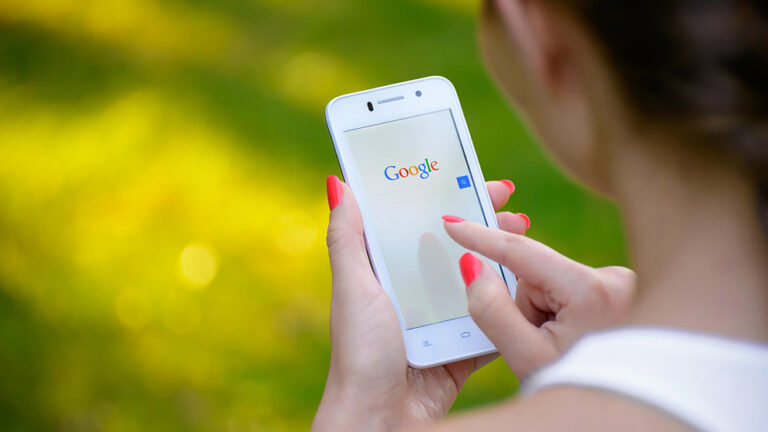 谷歌宣布在 Google 移动搜索中引入网站名称